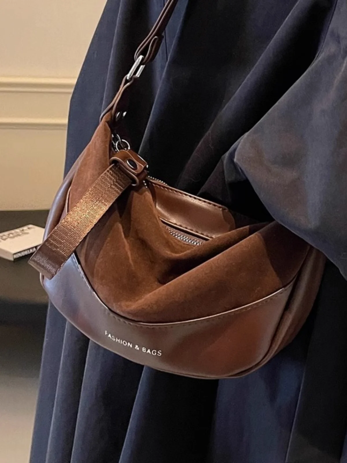 Genuine Leather Retro Women's Bag Commuter Crossbody Dumpling ape Autumn Winter High Quali Fabric Wallet
Genuine Leather Retro Women's Bag Commuter Crossbody Dumpling ape Autumn Winter High Quali Fabric Wallet