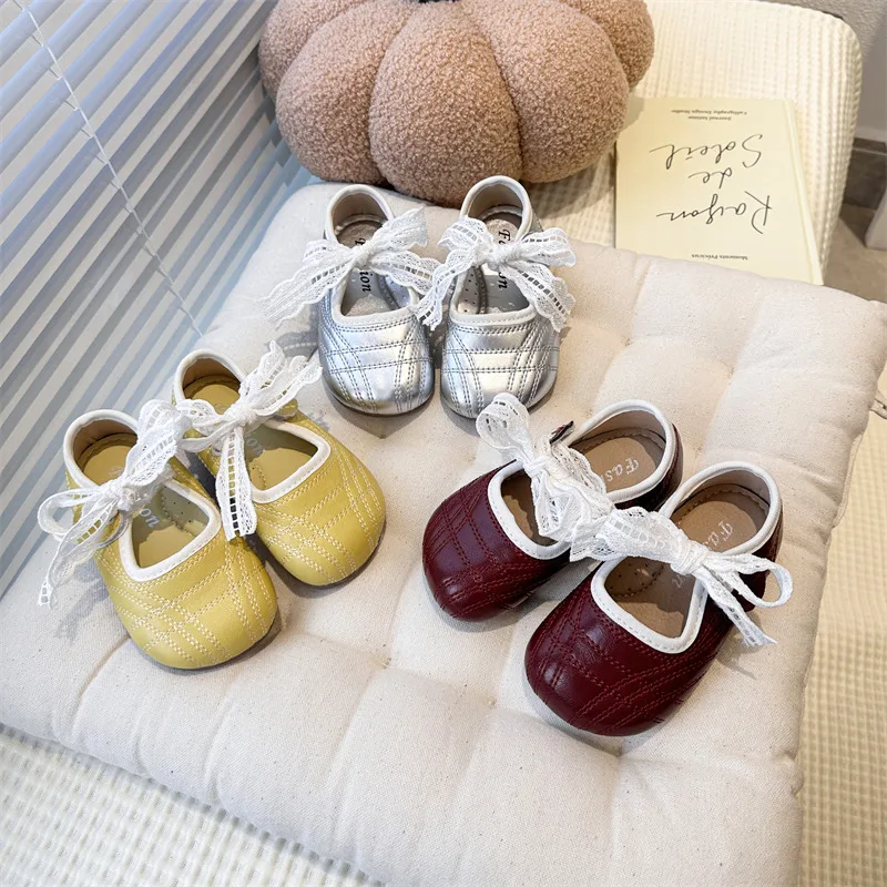 Детские кожаные туфли для девочек 2026: Новые осенние балетки с кружевным бантом, мягкой подошвой, модные, для первых шагов, повседневные
Детские кожаные туфли для девочек 2026: Новые осенние балетки с кружевным бантом, мягкой подошвой, модные, для первых шагов, повседневные