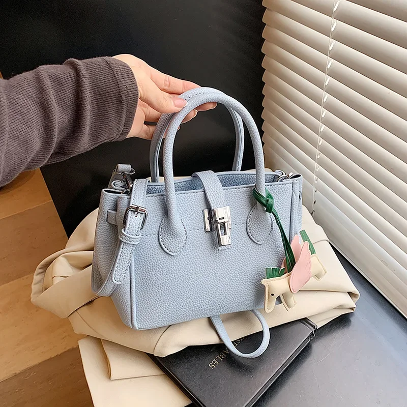 2025 Women's Structured Top Handle Shoulder Bag Vintage Luxe Spacious Commute Tote Spring-Summer Minimalist Work Purse Everyday
2025 Women's Structured Top Handle Shoulder Bag Vintage Luxe Spacious Commute Tote Spring-Summer Minimalist Work Purse Everyday