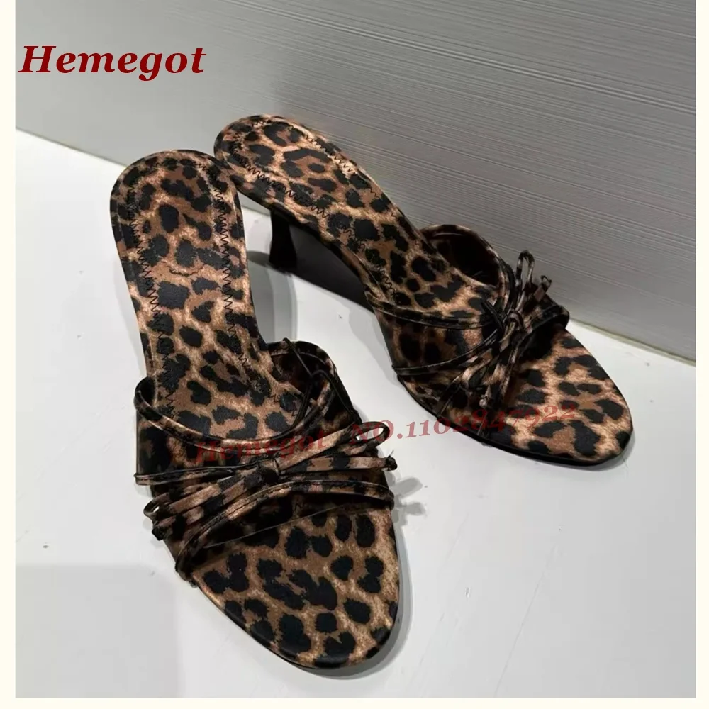 Женские мюли с леопардовым принтом, на каблуке-рюмочке, с круглым носком и бантом-бабочкой, летние повседневные туфли без застежек, лаконичные, новинка 2026, сексуальные
Женские мюли с леопардовым принтом, на каблуке-рюмочке, с круглым носком и бантом-бабочкой, летние повседневные туфли без застежек, лаконичные, новинка 2026, сексуальные