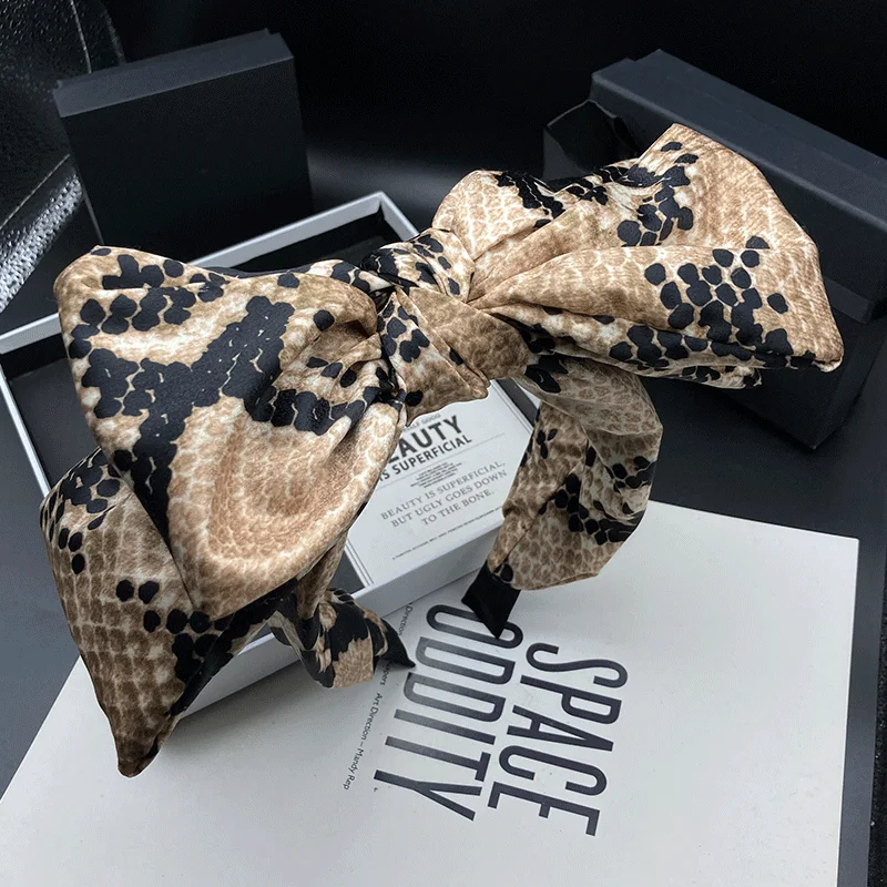 Повязка на голову с большим бантом в европейском и американском стиле, модная повязка на голову для покупок для женщин и взрослых, повязка на голову с широким краем
Повязка на голову с большим бантом в европейском и американском стиле, модная повязка на голову для покупок для женщин и взрослых, повязка на голову с широким краем