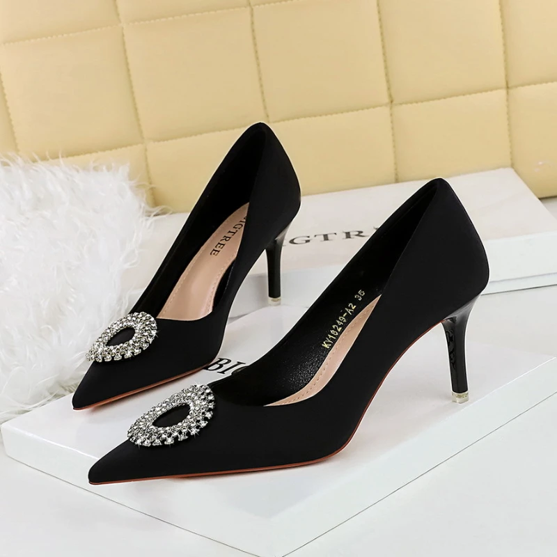 European American Fashionable Shallow Mouth High Heel Shoes Rhinestone Round Buckle Single Shoes Pointed Toe Thin Heel Shoes
European American Fashionable Shallow Mouth High Heel Shoes Rhinestone Round Buckle Single Shoes Pointed Toe Thin Heel Shoes