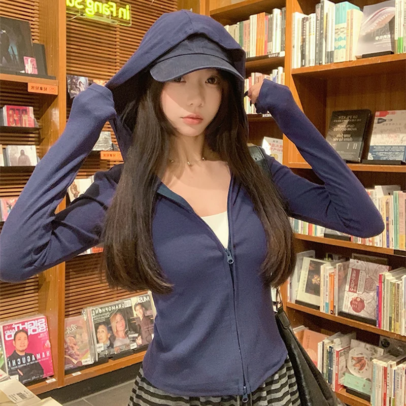 Осенняя простая тонкая куртка с капюшоном для женщин, однотонная повседневная спортивная толстовка на молнии, американский тренд, уличное пальто с длинными рукавами 
Осенняя простая тонкая куртка с капюшоном для женщин, однотонная повседневная спортивная толстовка на молнии, американский тренд, уличное пальто с длинными рукавами