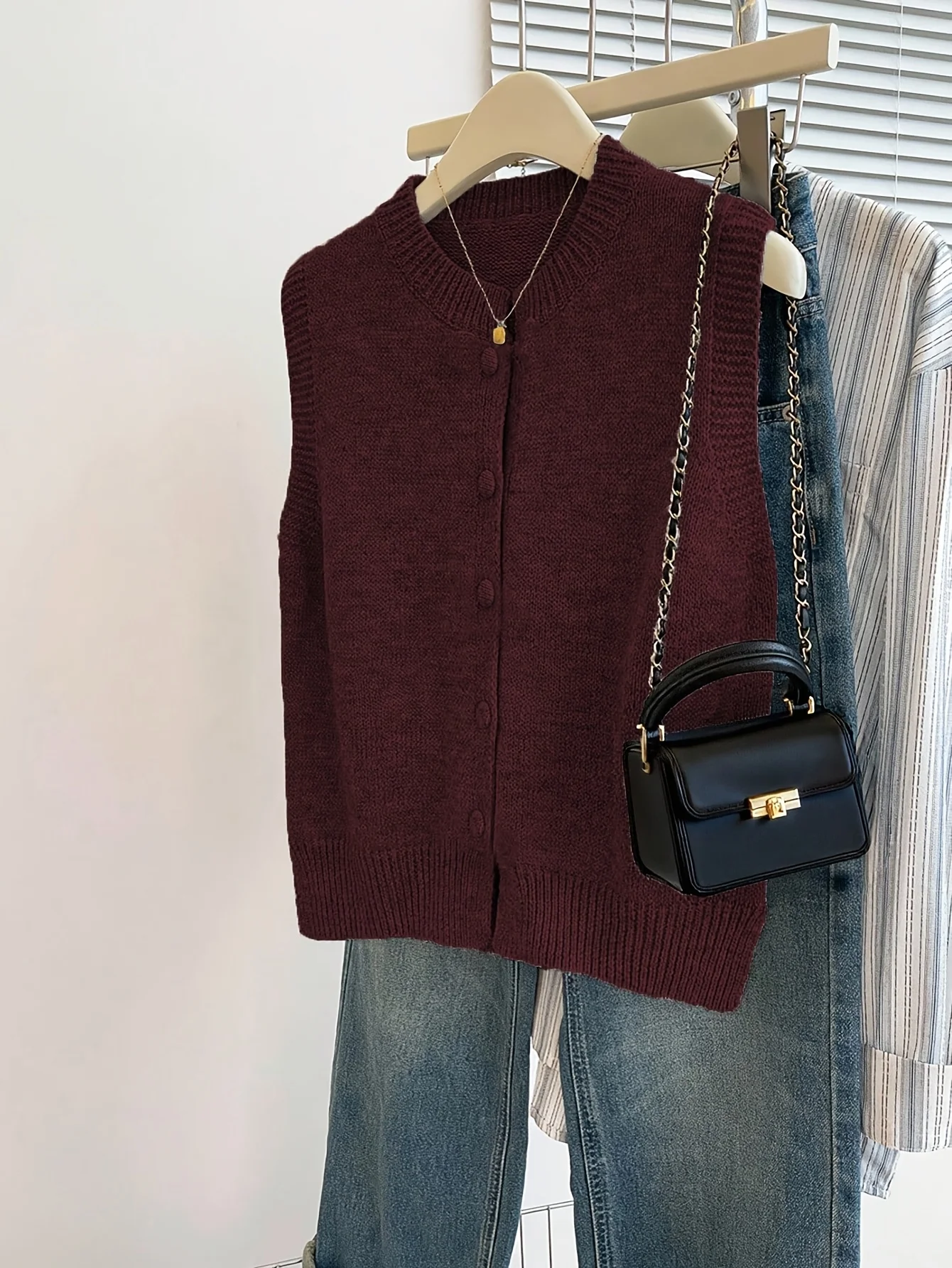 Women's Large Size Loose-Fitting Round-Neck Sleeveless Knit Top with New Chinese Style Buttons, Elegant and Casual,Spring/Summer
Women's Large Size Loose-Fitting Round-Neck Sleeveless Knit Top with New Chinese Style Buttons, Elegant and Casual,Spring/Summer