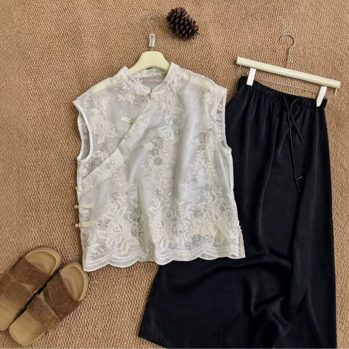 New Chinese Style Heavy Embroidery Sequin Shirt Women's Summer Anti-Aging Unique Fairy Atmosphere Top Sleeveless Cotton Blend
New Chinese Style Heavy Embroidery Sequin Shirt Women's Summer Anti-Aging Unique Fairy Atmosphere Top Sleeveless Cotton Blend