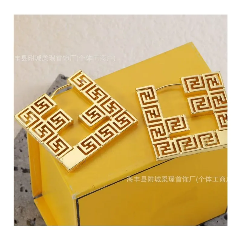 Fashion New Square English Letter Hollow High-end Earrings Light Luxury Versatile Earrings
Fashion New Square English Letter Hollow High-end Earrings Light Luxury Versatile Earrings