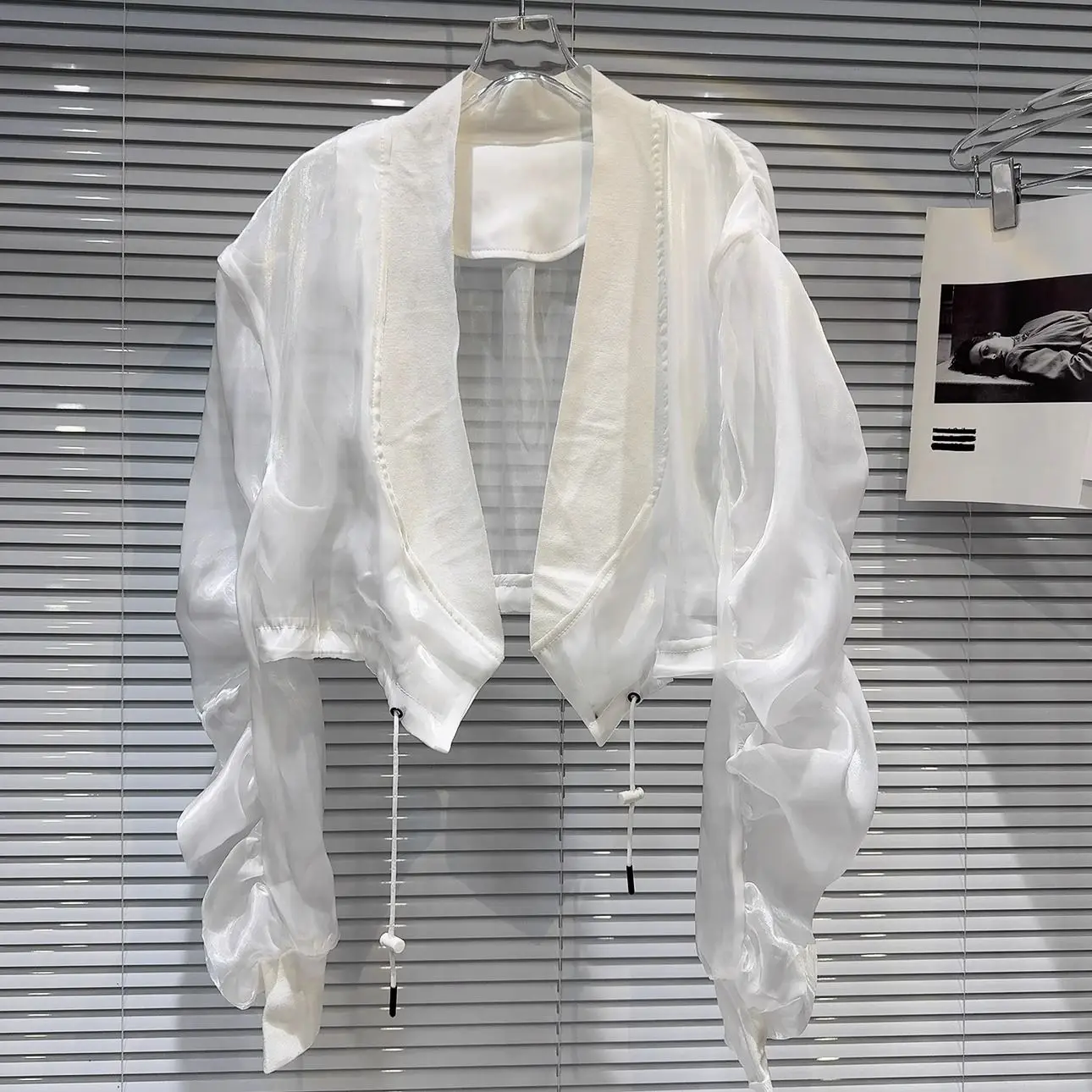 Лето 2029, новая сладкая и пряная короткая куртка с резьбовым краем и шнурком, однотонная стеклянная шелковая сетчатая пряжа, солнцезащитный крем, женская короткая куртка
Лето 2029, новая сладкая и пряная короткая куртка с резьбовым краем и шнурком, однотонная стеклянная шелковая сетчатая пряжа, солнцезащитный крем, женская короткая куртка