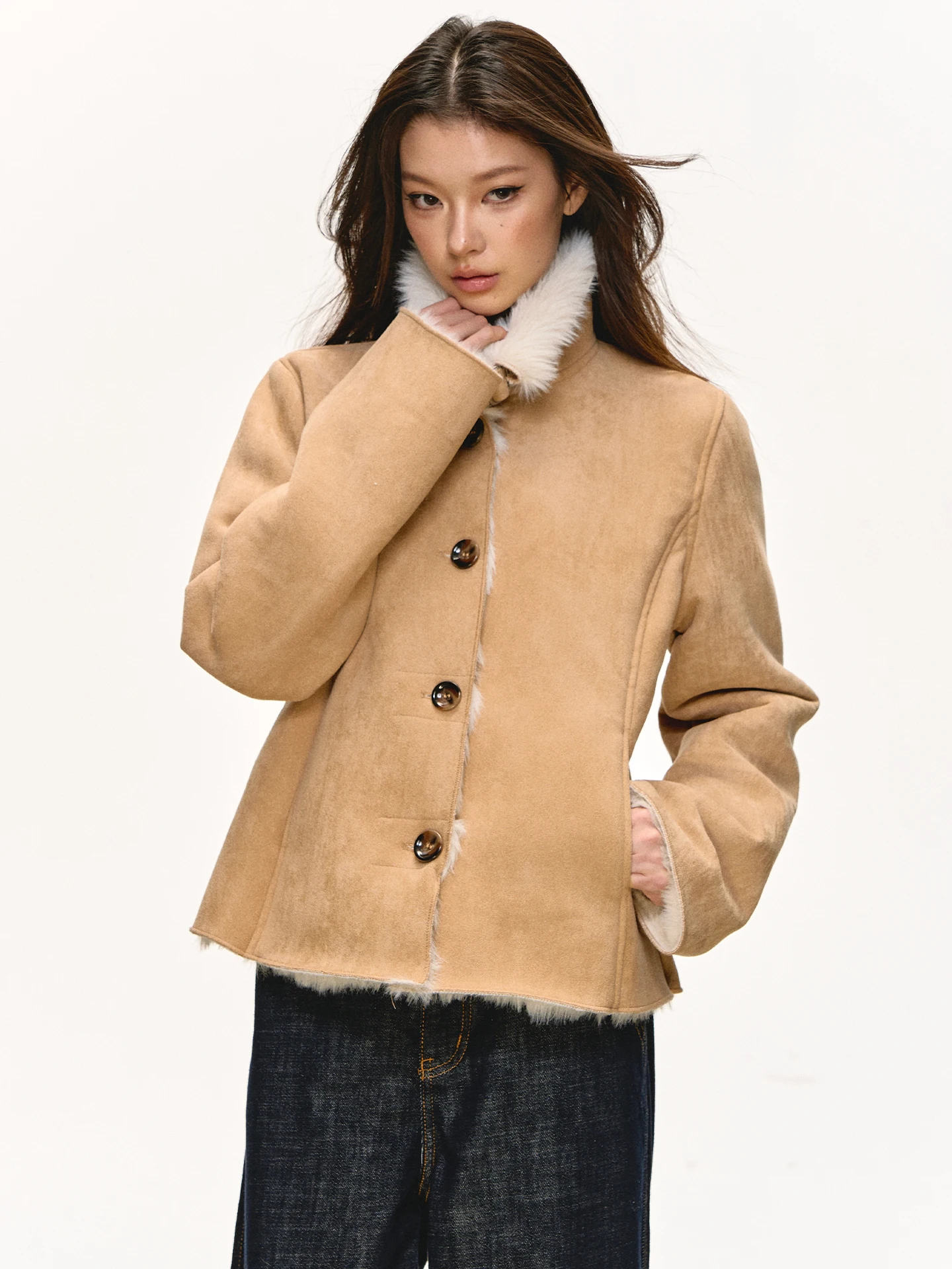 Женская короткая шуба Anna Aneae, весна-осень, цвет хаки, теплая, с воротником, из кожи и меха, укороченная модель, повседневный стиль
Женская короткая шуба Anna Aneae, весна-осень, цвет хаки, теплая, с воротником, из кожи и меха, укороченная модель, повседневный стиль