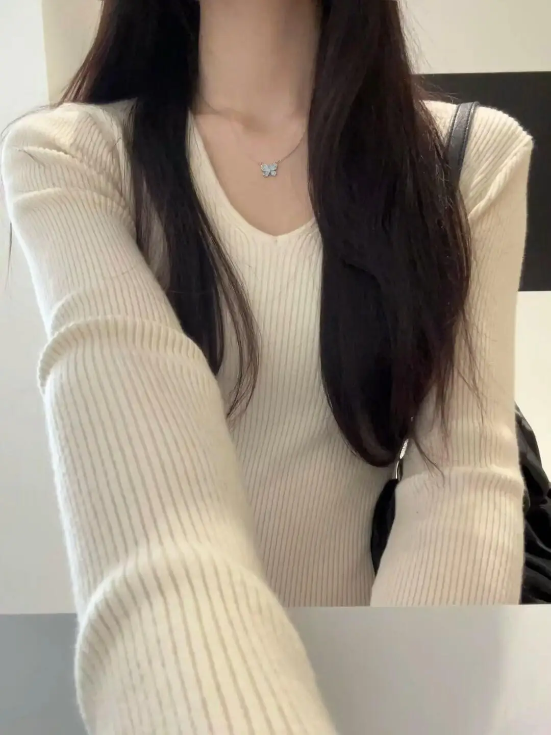 Minimalist V-Neck Color Knitwear Women's Slimming Base Shirt Gentle Korean Style Sweater Early Spring Chic Top
Minimalist V-Neck Color Knitwear Women's Slimming Base Shirt Gentle Korean Style Sweater Early Spring Chic Top