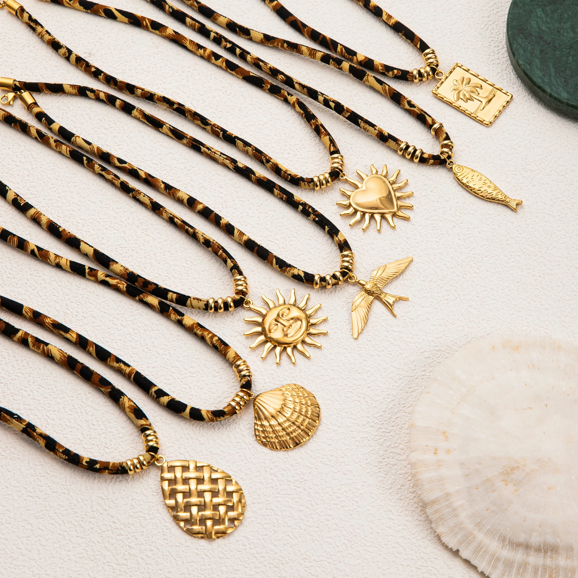 Stainless steel heart-shaped sun shell pendant with leopard print velvet rope design, gold plated necklace with color retention
Stainless steel heart-shaped sun shell pendant with leopard print velvet rope design, gold plated necklace with color retention