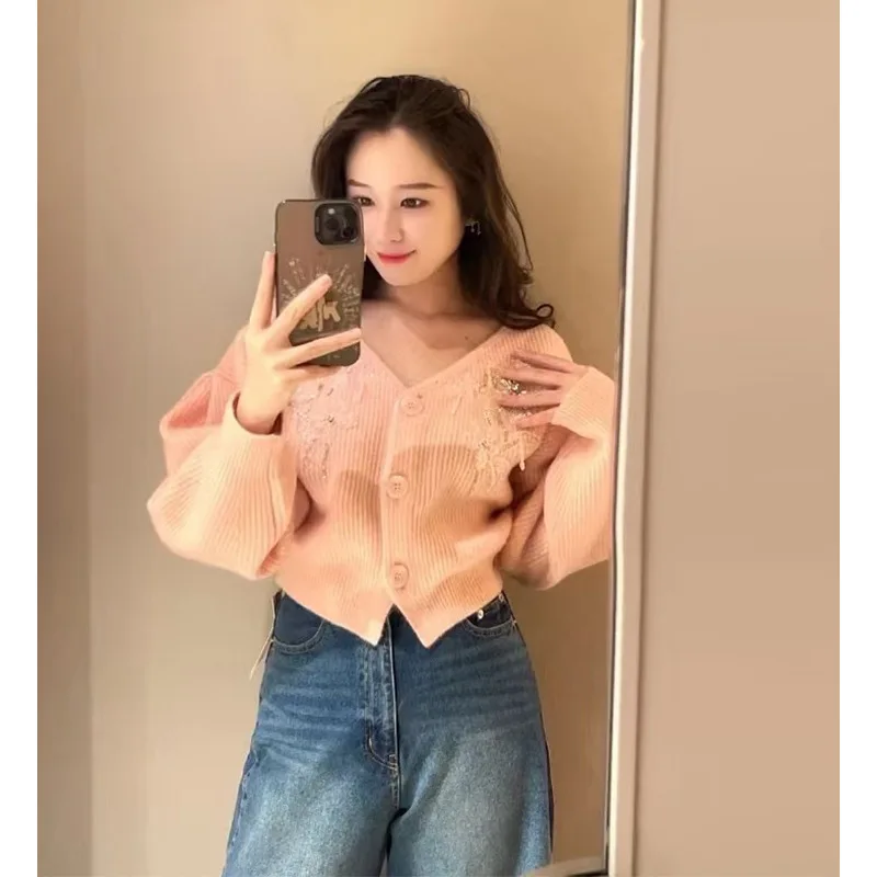 Gagarich 2025 Early Spring Japanese Cross Border New V-neck Flower Embroidered Loose Sweater Knitted Cardigan Top
Gagarich 2025 Early Spring Japanese Cross Border New V-neck Flower Embroidered Loose Sweater Knitted Cardigan Top