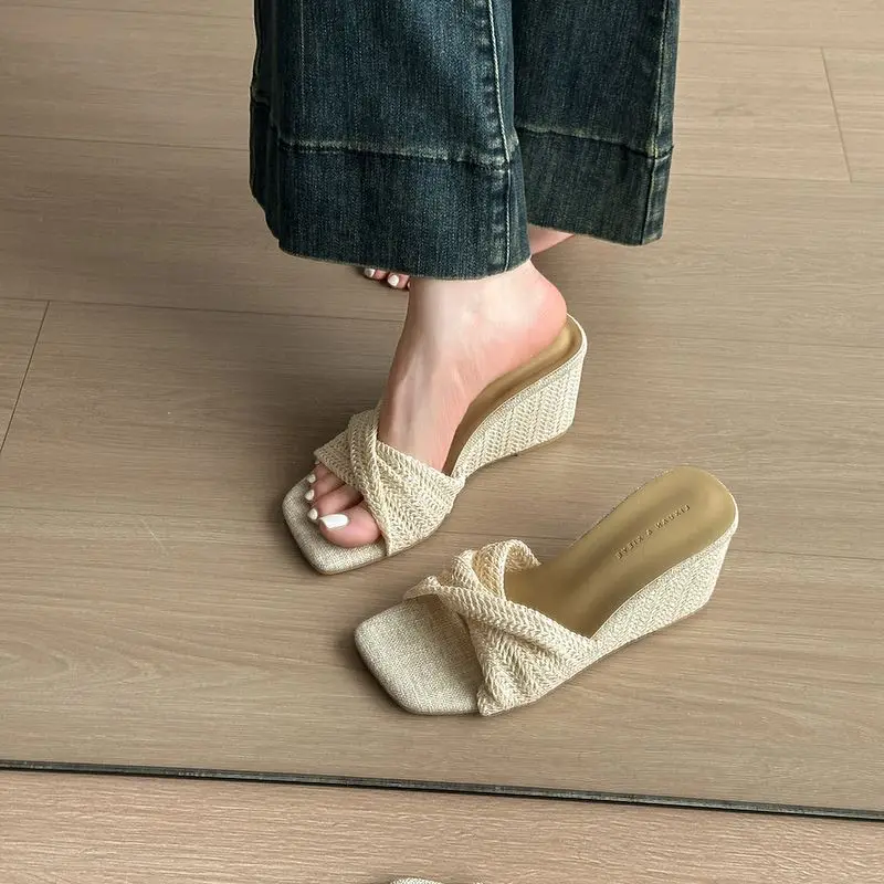 Retro Women's Sandals Summer New Outdoor Slope Heel Match Skirt Slip-On Beach Beachside Casual Glue-Welding Rubber Sole Shoes
Retro Women's Sandals Summer New Outdoor Slope Heel Match Skirt Slip-On Beach Beachside Casual Glue-Welding Rubber Sole Shoes