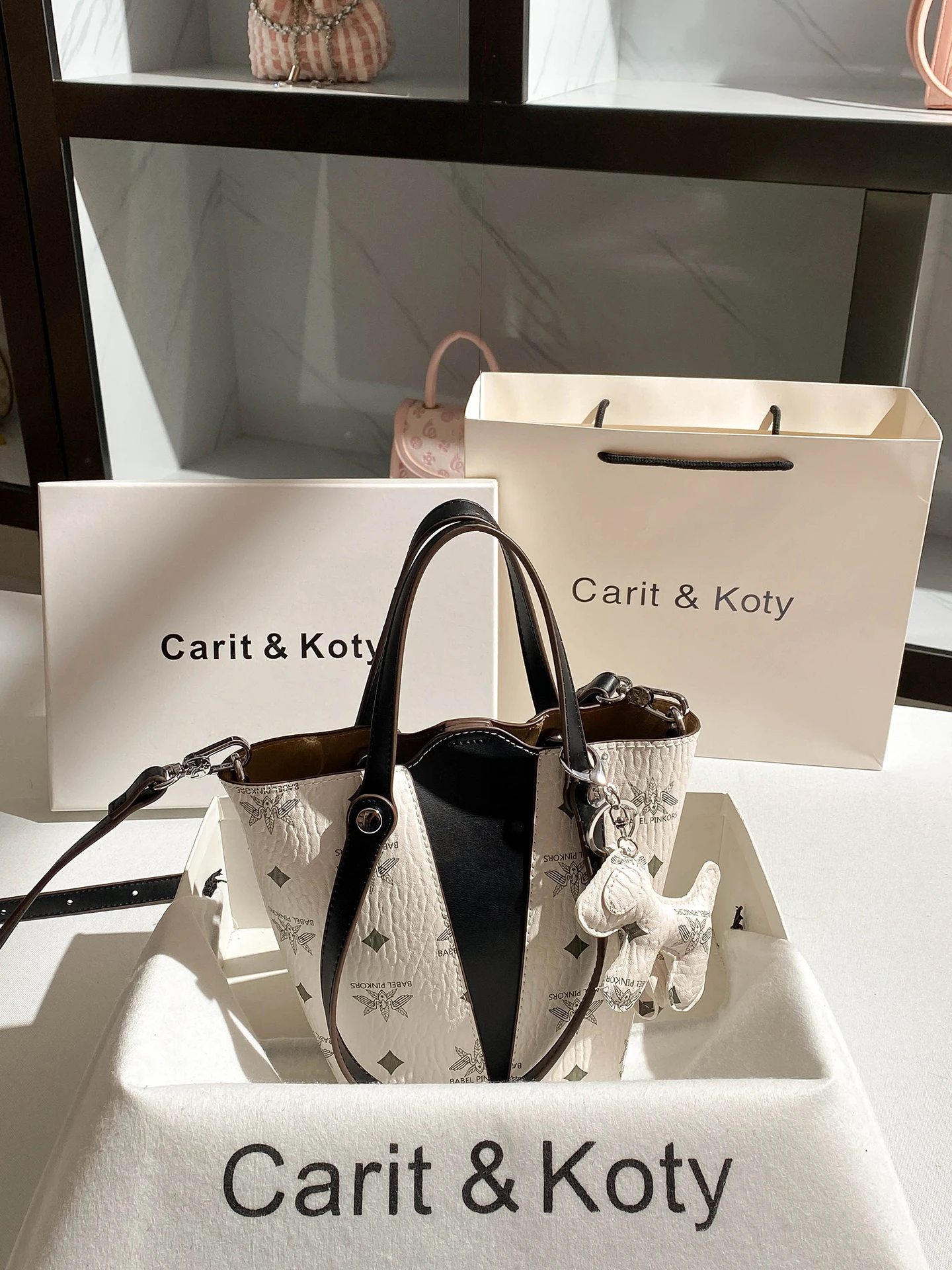 Western Style and Luxury Vegetable Basket Bag with Charming Decoration Printing and Pendant Women Popular and Versatile Handbag
Western Style and Luxury Vegetable Basket Bag with Charming Decoration Printing and Pendant Women Popular and Versatile Handbag