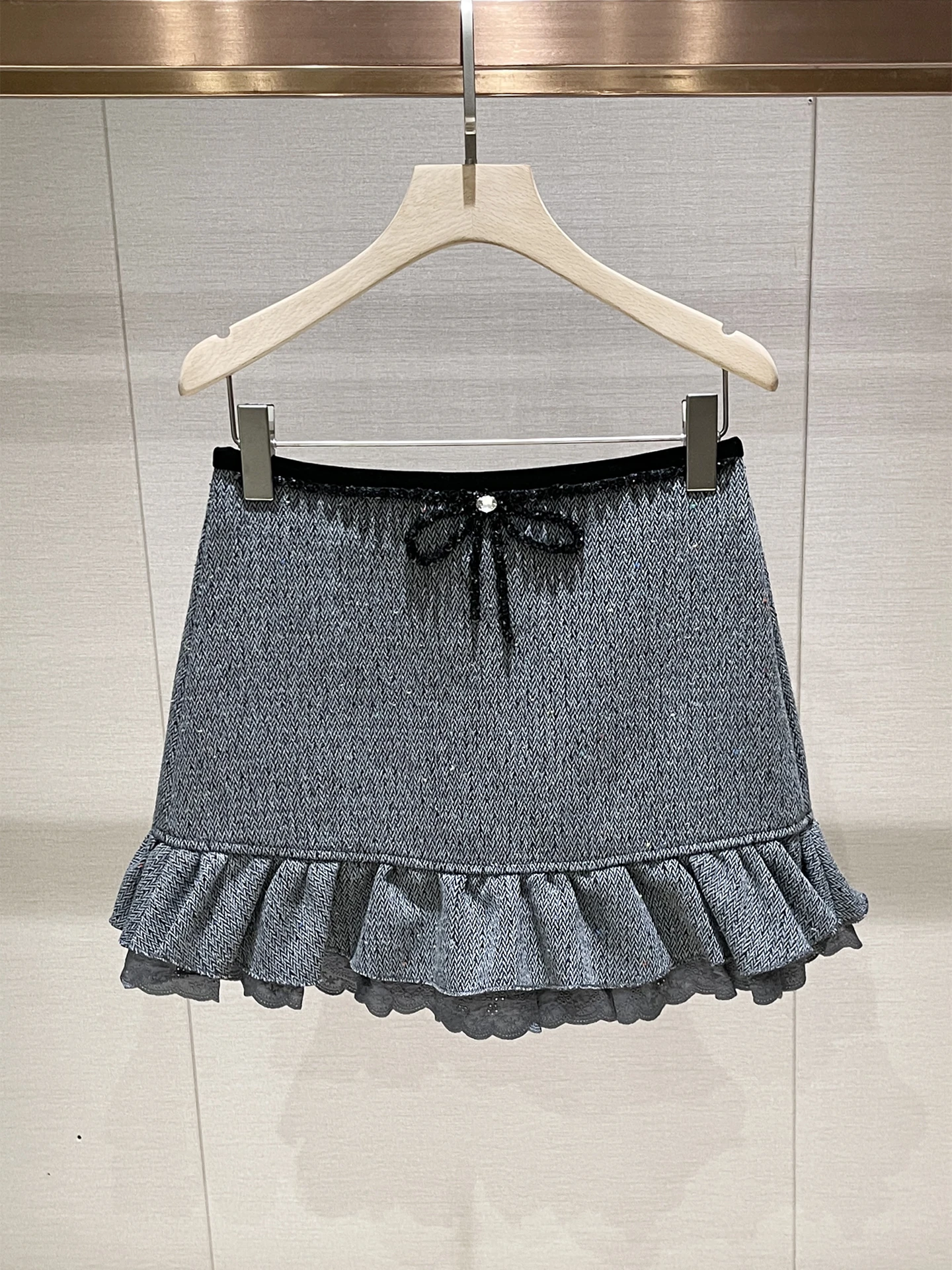 Юбка с высокой талией и декором из кружева и узлов, роскошная женская юбка для модных леди
Юбка с высокой талией и декором из кружева и узлов, роскошная женская юбка для модных леди