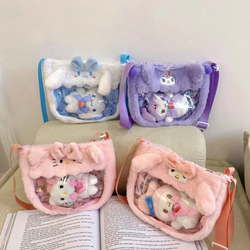 Новые плюшевые сумки Kawaii Cinnamoroll Melody Kuromi, сумка через плечо, прозрачная плюшевая сумка с героями мультфильмов, мягкий рюкзак Hello Kitty
Новые плюшевые сумки Kawaii Cinnamoroll Melody Kuromi, сумка через плечо, прозрачная плюшевая сумка с героями мультфильмов, мягкий рюкзак Hello Kitty
