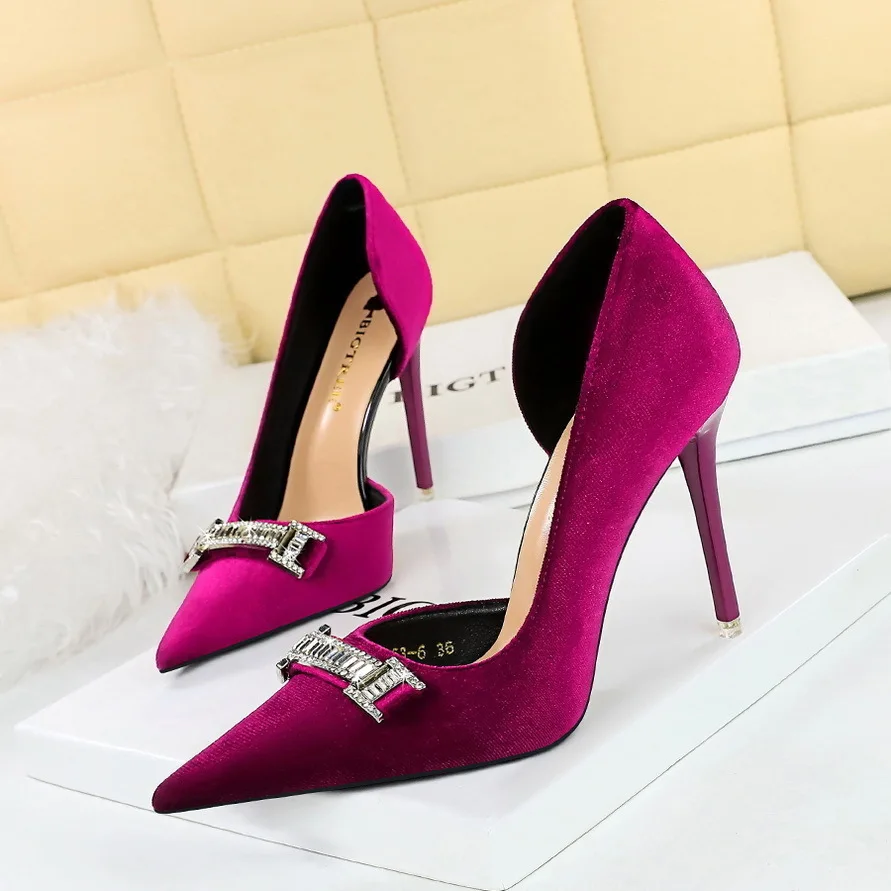 New Women's High Heel Shoes Thickened Suede Surface Shallow Mouth Women Pointed Side Hollow Water Diamond Buckle Classic Pumps
New Women's High Heel Shoes Thickened Suede Surface Shallow Mouth Women Pointed Side Hollow Water Diamond Buckle Classic Pumps