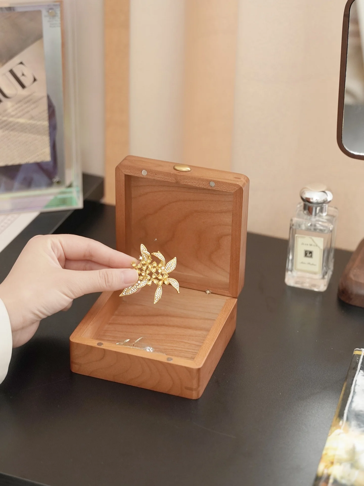 Portable Cherry Wood Jewelry Box Pin Storage Case Ele Square Design Adult Faion Accories Organizer Dustproof
Portable Cherry Wood Jewelry Box Pin Storage Case Ele Square Design Adult Faion Accories Organizer Dustproof