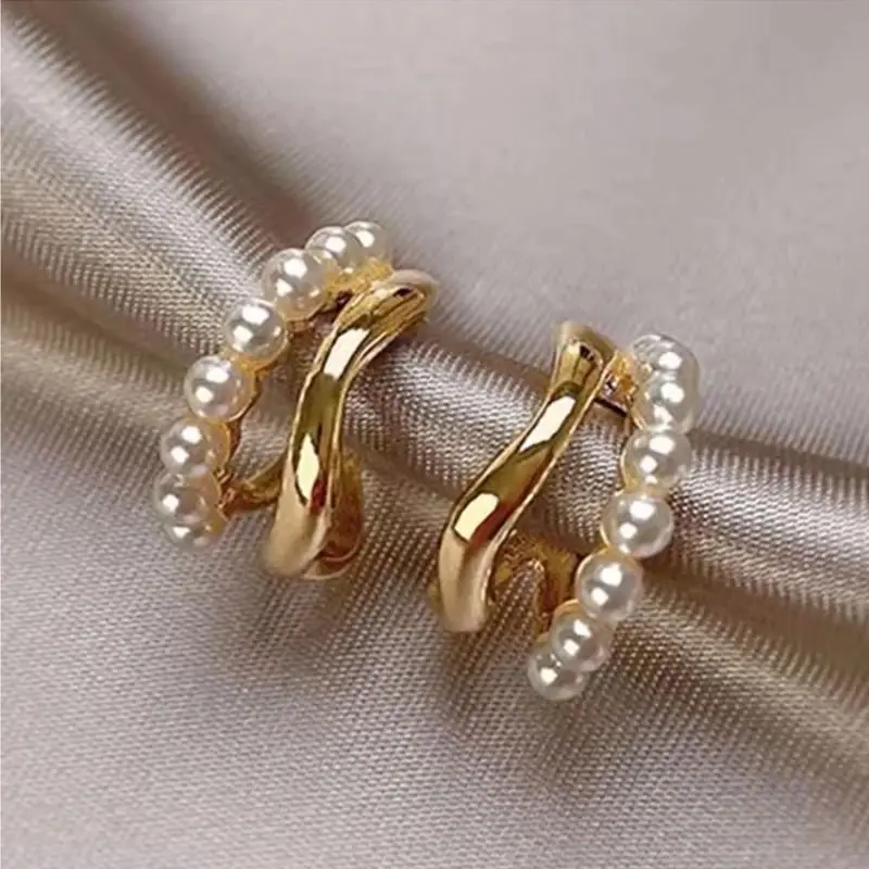 New Fashion Unique Imitation Pearl Dripping Zircon Twisted Hollow Metal Stud Earrings for Women Versatile Hoop Fashion Jewelry
New Fashion Unique Imitation Pearl Dripping Zircon Twisted Hollow Metal Stud Earrings for Women Versatile Hoop Fashion Jewelry
