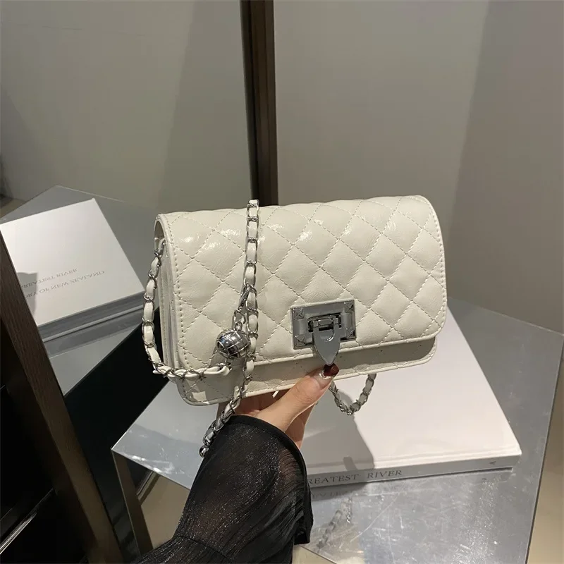 Fashion rhombus embroidered thread messenger bag simple small square bag commuter chain bag
Fashion rhombus embroidered thread messenger bag simple small square bag commuter chain bag
