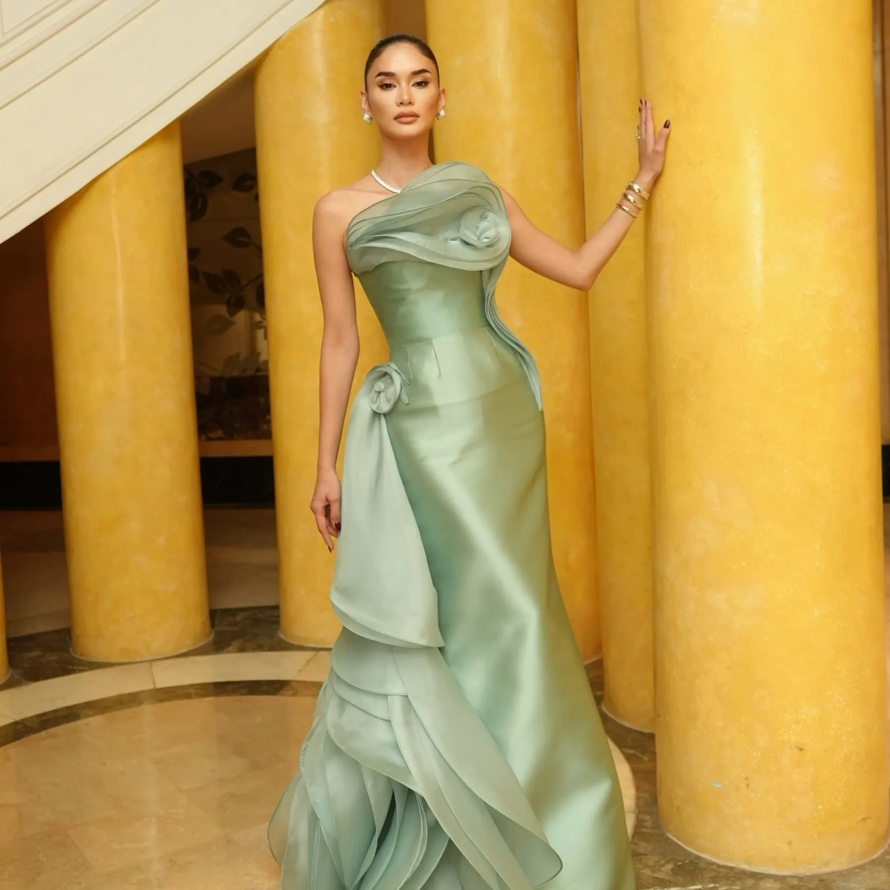 Мятно-зеленое атласное вечернее платье с 3D цветочной деталью Длинное асимметричное платье с рюшами Вечерняя одежда для торжественных мероприятий 2026
Мятно-зеленое атласное вечернее платье с 3D цветочной деталью Длинное асимметричное платье с рюшами Вечерняя одежда для торжественных мероприятий 2026