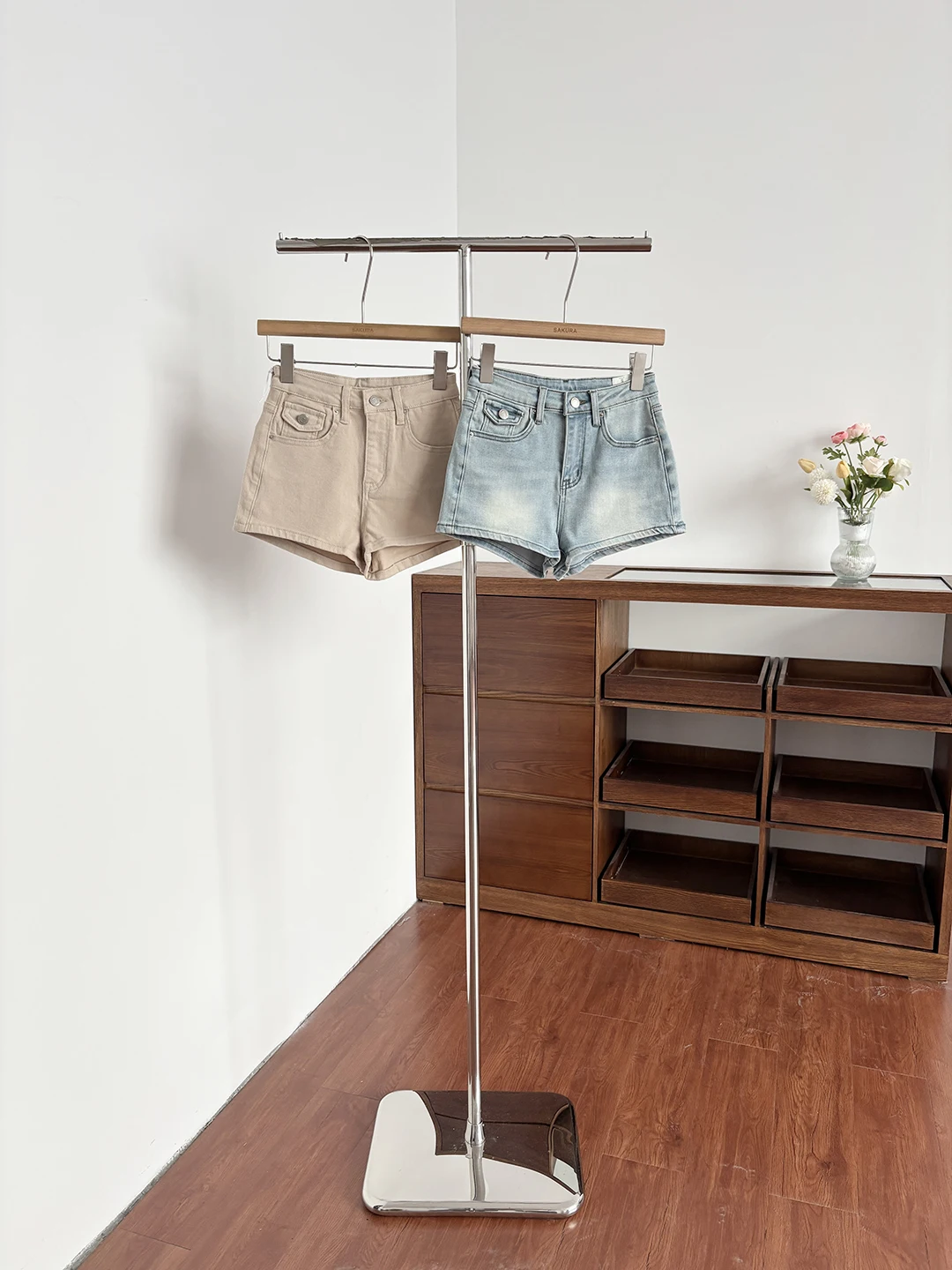 Summer 2026 High Waist Slimming A-Line Wide Leg Jeans Shorts Women's Fashionable Versatile Simple Chic Denim Shorts Polyester...
Summer 2026 High Waist Slimming A-Line Wide Leg Jeans Shorts Women's Fashionable Versatile Simple Chic Denim Shorts Polyester...