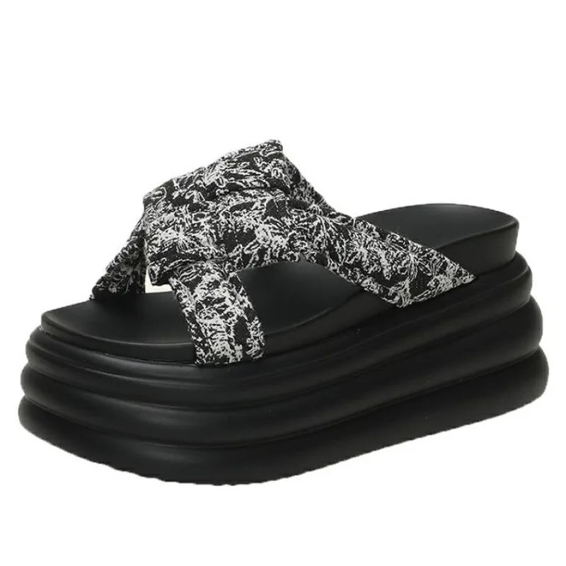 Шлепанцы женские на высокой платформе 8 см, кожаные сандалии на толстой подошве, повседневные пляжные тапочки, однотонные массивные Тапочки 
Шлепанцы женские на высокой платформе 8 см, кожаные сандалии на толстой подошве, повседневные пляжные тапочки, однотонные массивные Тапочки