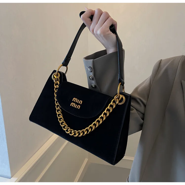 Chain Strap Handbag with Patent Leather Versatile Shoulder & Crossbody Purse Women's Fashionable Underarm Bag for Outings
Chain Strap Handbag with Patent Leather Versatile Shoulder & Crossbody Purse Women's Fashionable Underarm Bag for Outings