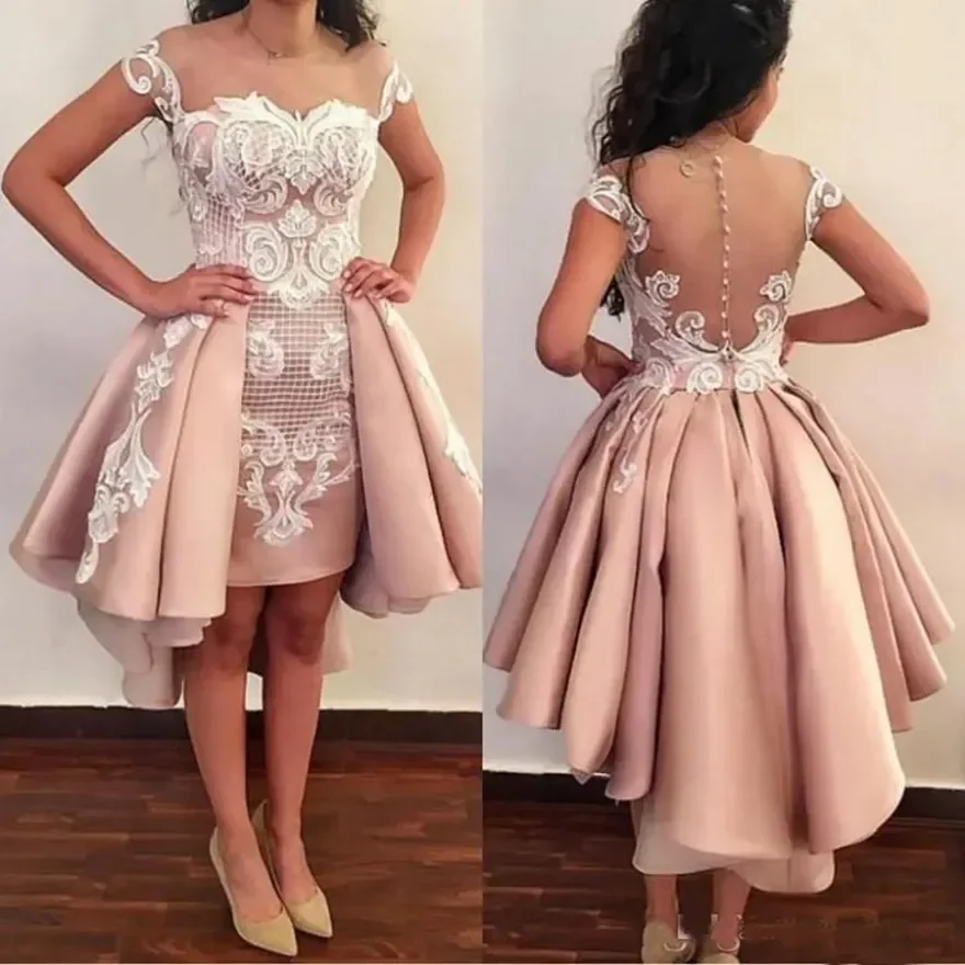 Pink Short Cocktail Dresses Off Shoulder White Lace Applique Backless Overskirts Prom Gowns For Graduation Homecoming Customized
Pink Short Cocktail Dresses Off Shoulder White Lace Applique Backless Overskirts Prom Gowns For Graduation Homecoming Customized