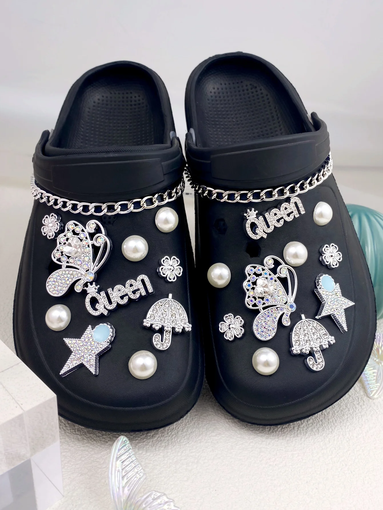 22-компонентная серебряная цепочка, бриллиантовая буква в горошек, королева, звезда, зонтик, цвет АБС-пластика, цветы, застежка для обуви-бабочка с жемчугом из АБС-пластика
22-компонентная серебряная цепочка, бриллиантовая буква в горошек, королева, звезда, зонтик, цвет АБС-пластика, цветы, застежка для обуви-бабочка с жемчугом из АБС-пластика