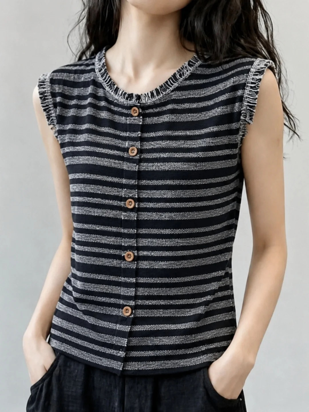 Elegant round Neck Ice Silk Knitted Vest Women's Sleeveless Summer Fashion Top Classic Stripe Design Loose Fit Single Button
Elegant round Neck Ice Silk Knitted Vest Women's Sleeveless Summer Fashion Top Classic Stripe Design Loose Fit Single Button