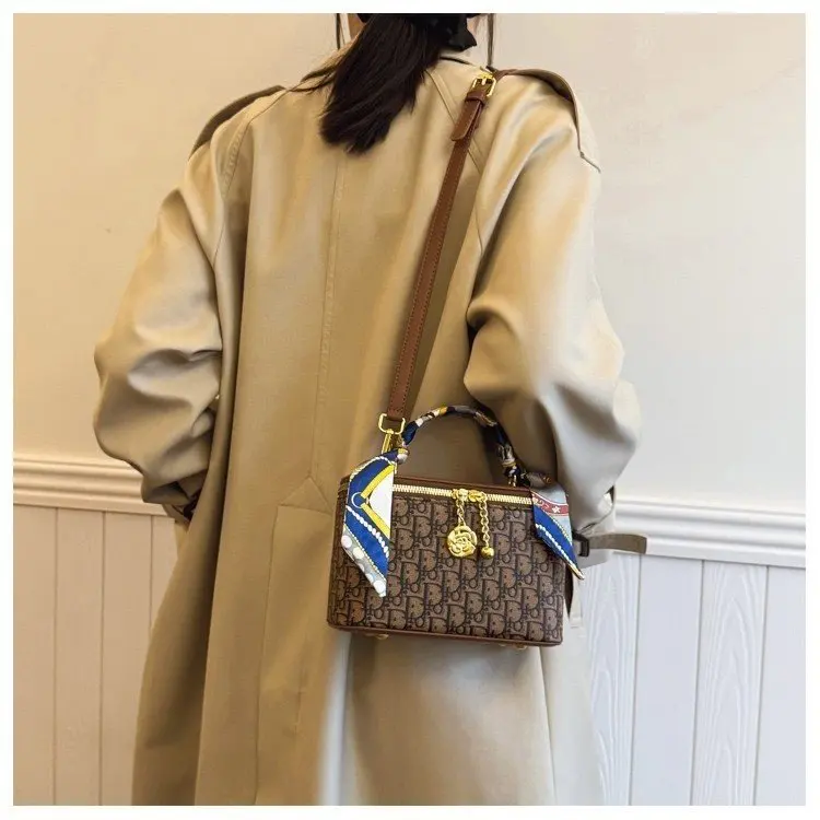 2025 Geometric Print Box Bag Women, Linen Texture Small Square Shoulder Bag, Versatile Messenger Purse for Work Gym Weekend Chic
2025 Geometric Print Box Bag Women, Linen Texture Small Square Shoulder Bag, Versatile Messenger Purse for Work Gym Weekend Chic
