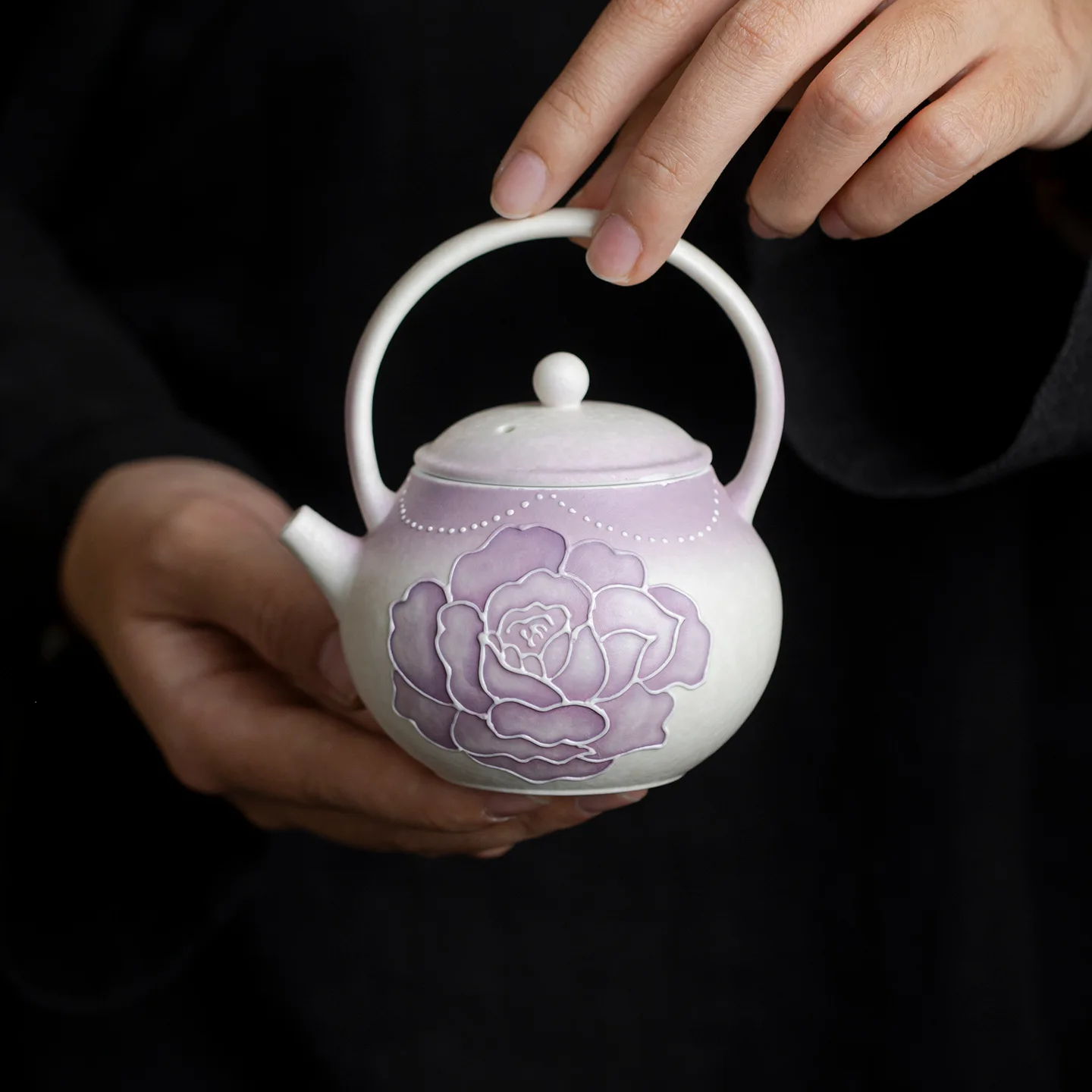 Rock Mine White Hand-Painted Rose Ceramic Teapot Small Loop-Handled One Person Drinking Tea Set Ball Hole Filter Retro Style
Rock Mine White Hand-Painted Rose Ceramic Teapot Small Loop-Handled One Person Drinking Tea Set Ball Hole Filter Retro Style