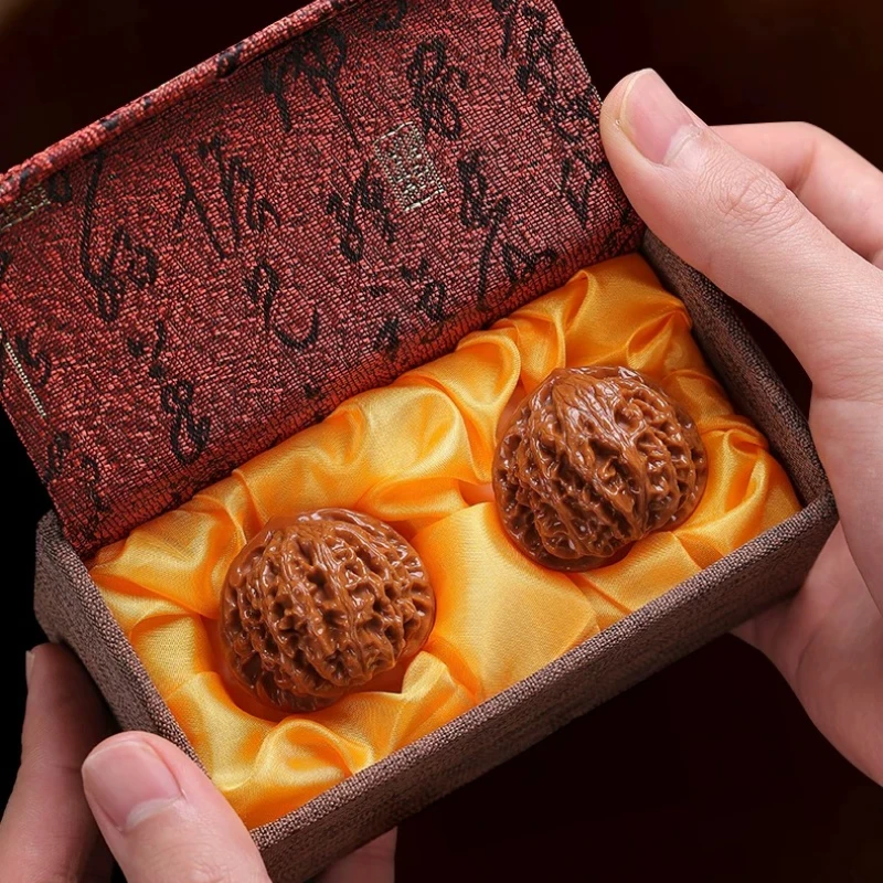 Premium Gongdeng Kirin Pattern Lion Head Wenwan Walnuts For Men Hand Massage Stress Relief Fidget Toys Antique Collectible Gift
Premium Gongdeng Kirin Pattern Lion Head Wenwan Walnuts For Men Hand Massage Stress Relief Fidget Toys Antique Collectible Gift