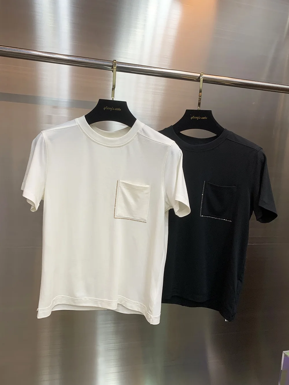 Лето 2025: Новая свободная футболка с круглым вырезом и коротким рукавом, однотонная, повседневный топ, два цвета, хлопковая толстовка
Лето 2025: Новая свободная футболка с круглым вырезом и коротким рукавом, однотонная, повседневный топ, два цвета, хлопковая толстовка