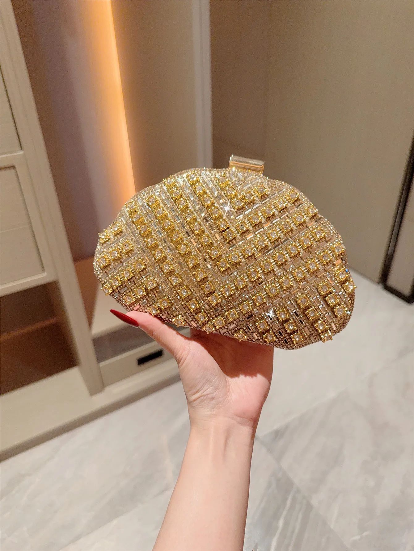 Высококачественный платье-клатч с бриллиантовой сумкой, новая женская вечерняя сумка Cheongsam, женская ручная сумка через плечо
Высококачественный платье-клатч с бриллиантовой сумкой, новая женская вечерняя сумка Cheongsam, женская ручная сумка через плечо