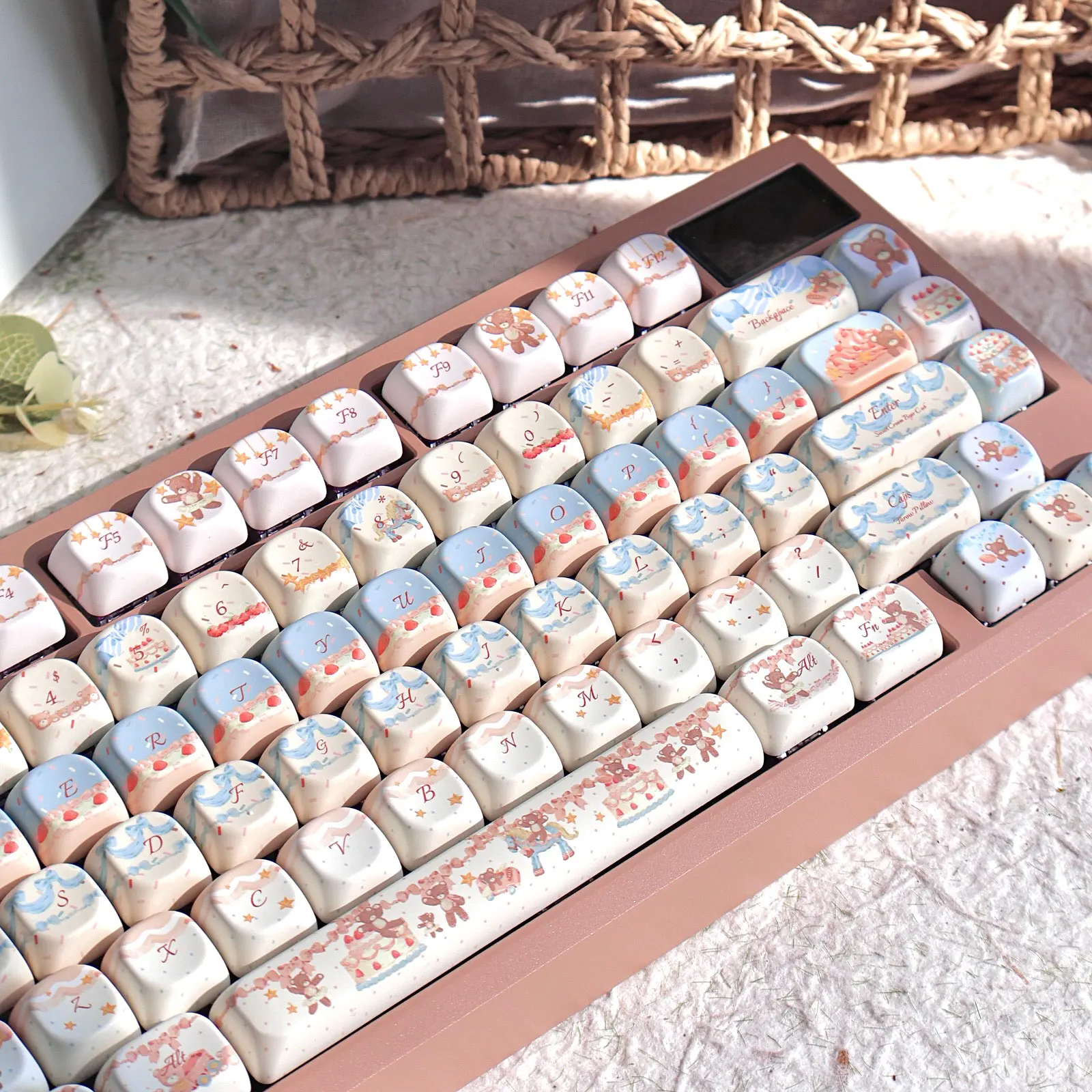 Колпачки для клавиш Cream Bear Cherry Moa, непрозрачные боковые гравировки, 120 клавиш, Pbt, полностью пятисторонние милые колпачки для клавиш для Aula F75/F87/F99
Колпачки для клавиш Cream Bear Cherry Moa, непрозрачные боковые гравировки, 120 клавиш, Pbt, полностью пятисторонние милые колпачки для клавиш для Aula F75/F87/F99