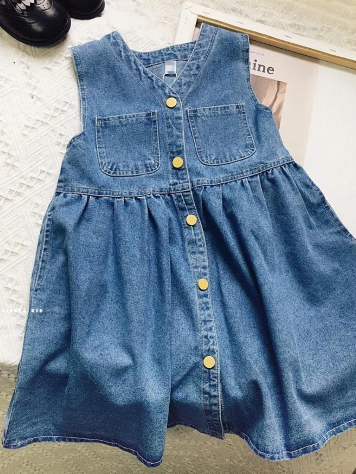 Весна-лето 2024: Новая корейская модная джинсовая жилетка для девочек, стандартная длина, удобная для повседневной носки
Весна-лето 2024: Новая корейская модная джинсовая жилетка для девочек, стандартная длина, удобная для повседневной носки