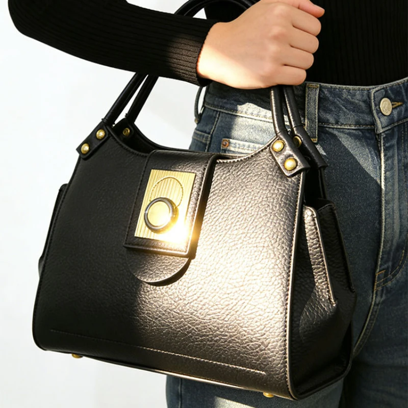 Women Classic Bags Handbags Bucket Bag Locking Design Fashion Tote Bag Quality Leather Luxury Designer Large Lady Crossbody Bags
Women Classic Bags Handbags Bucket Bag Locking Design Fashion Tote Bag Quality Leather Luxury Designer Large Lady Crossbody Bags