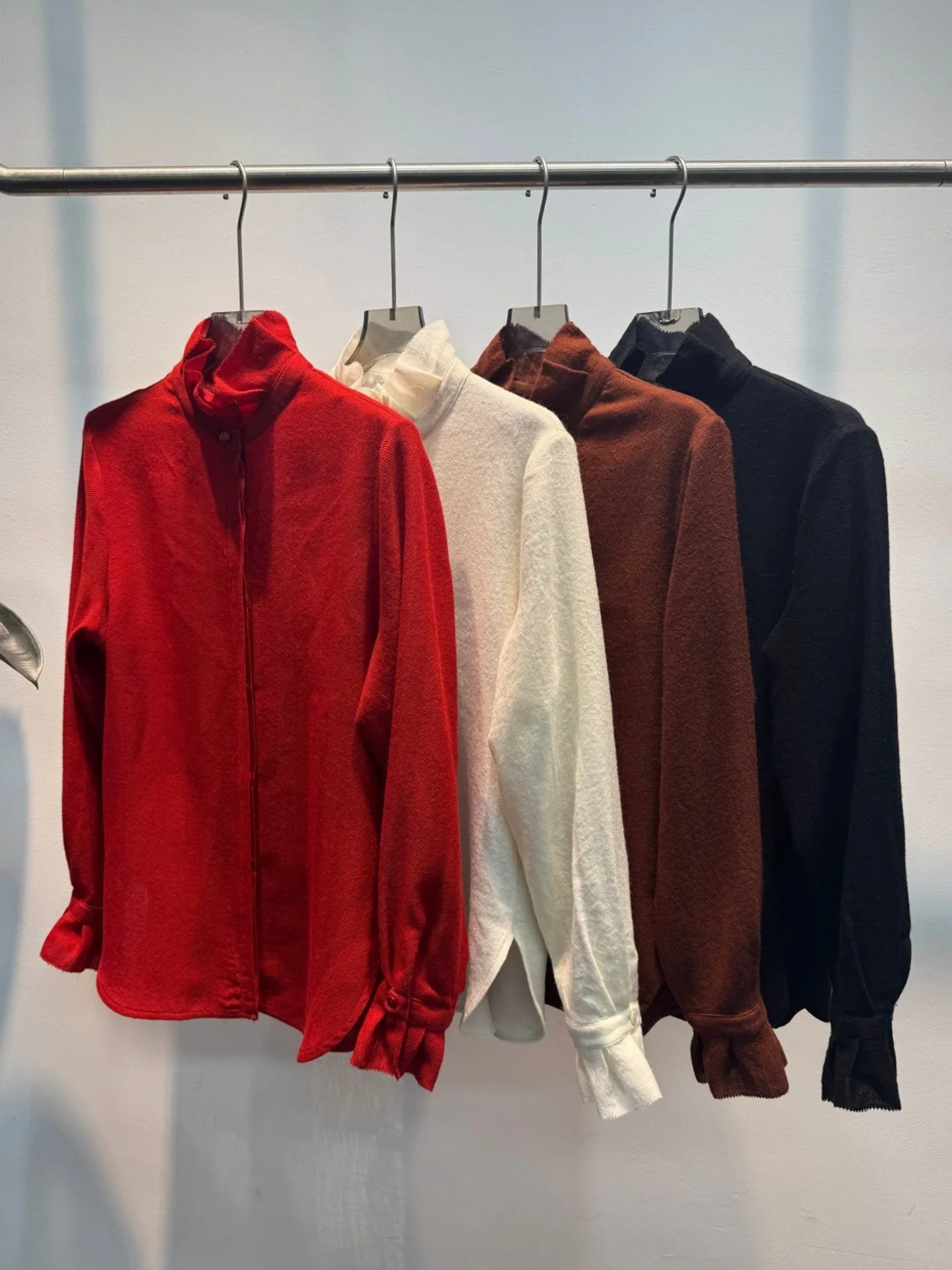 Элегантная шерстяная женская блузка с воротником-стойкой и рукавами-фонариками, весна-осень, роскошная женская модная свободная блузка с длинными рукавами
Элегантная шерстяная женская блузка с воротником-стойкой и рукавами-фонариками, весна-осень, роскошная женская модная свободная блузка с длинными рукавами