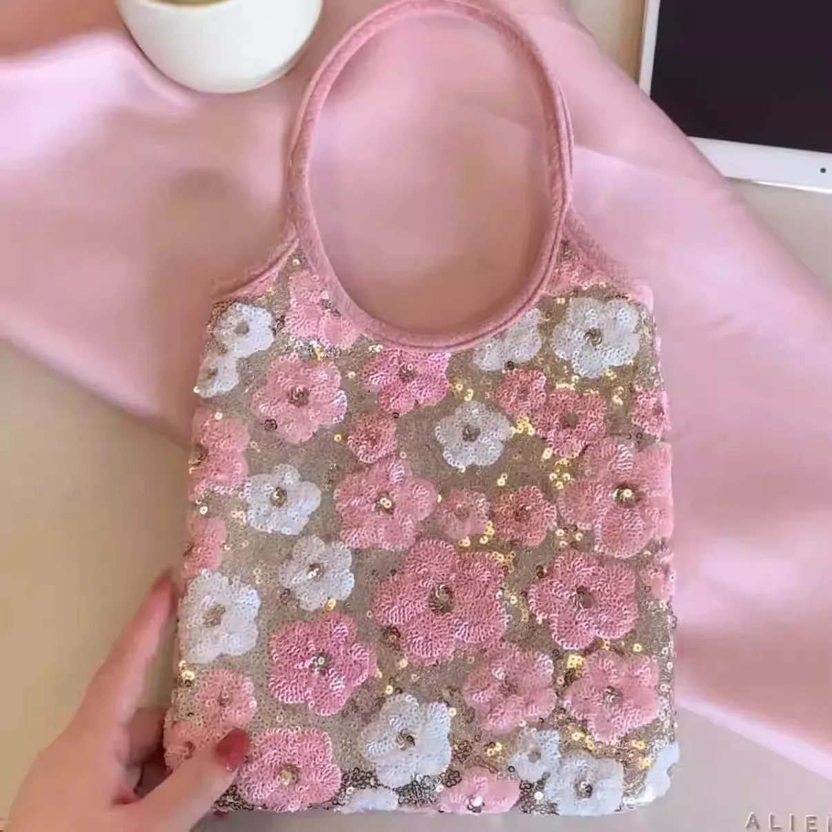 2026 Spring Summer New Pink Embroidered Sequin Flower Tote Bag Sweet Versatile for Commuting Women's Handbag
2026 Spring Summer New Pink Embroidered Sequin Flower Tote Bag Sweet Versatile for Commuting Women's Handbag