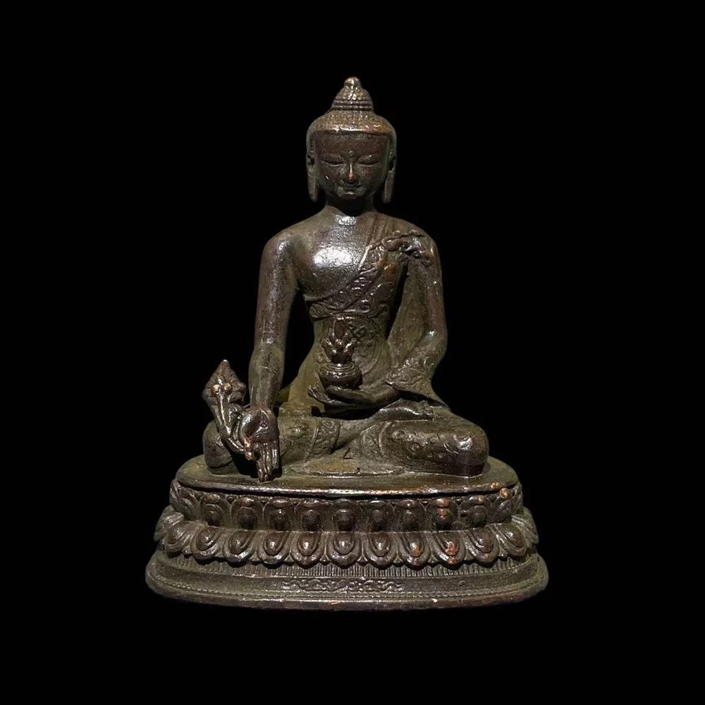 bronze and zinc statues of Medicine Buddha, Bodhisattva, and Shakyamuni are used as home decorations for worship
bronze and zinc statues of Medicine Buddha, Bodhisattva, and Shakyamuni are used as home decorations for worship