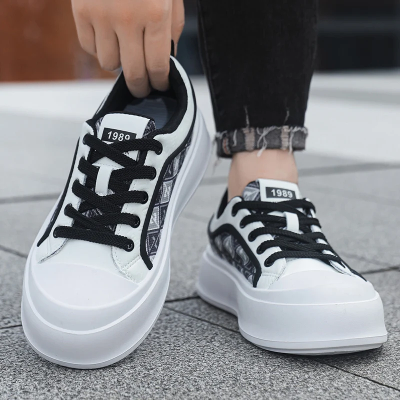 Новая мужская обувь. Дышащая и удобная спортивная обувь на толстой подошве с мягкой подошвой и шнуровкой. Повседневная универсальная спортивная обувь.
Новая мужская обувь. Дышащая и удобная спортивная обувь на толстой подошве с мягкой подошвой и шнуровкой. Повседневная универсальная спортивная обувь.