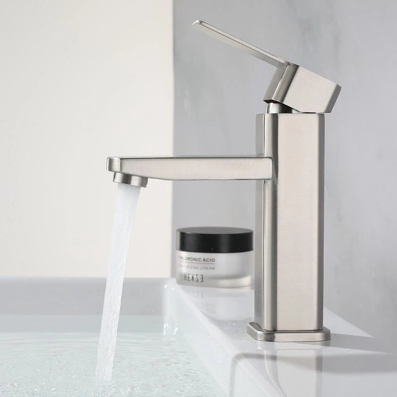 Смеситель для раковины из нержавеющей стали, однорычажный, с одним отверстием, для горячей и холодной воды, квадратный, для бытовой ванной комнаты, настольный монтаж
Смеситель для раковины из нержавеющей стали, однорычажный, с одним отверстием, для горячей и холодной воды, квадратный, для бытовой ванной комнаты, настольный монтаж