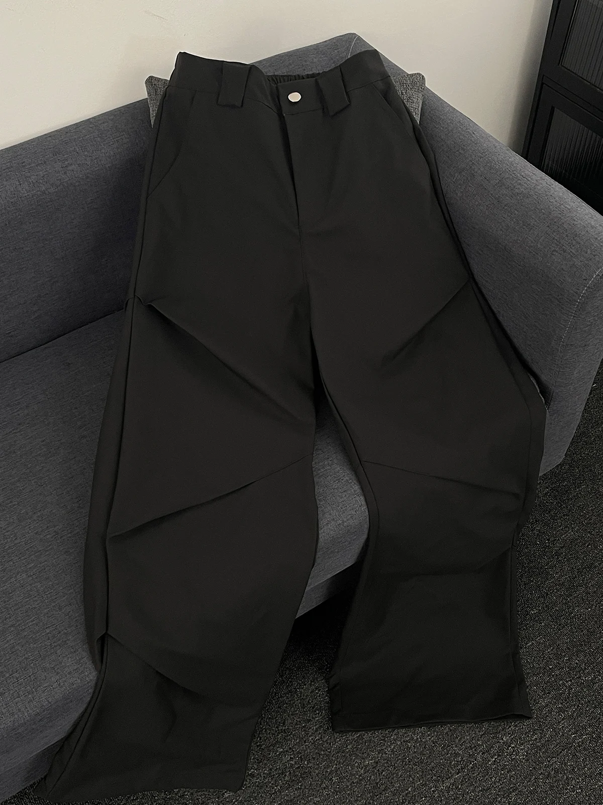 Весенне-осенние мужские плиссированные брюки в американском ретро-стиле, модный дизайн в стиле High Street, повседневные свободные длинные брюки
Весенне-осенние мужские плиссированные брюки в американском ретро-стиле, модный дизайн в стиле High Street, повседневные свободные длинные брюки