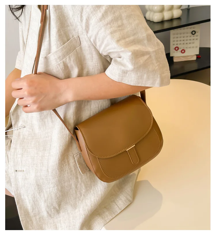 Stylish one-shoulder diagonal span bag retro large capacity niche saddle bag for ladies
Stylish one-shoulder diagonal span bag retro large capacity niche saddle bag for ladies