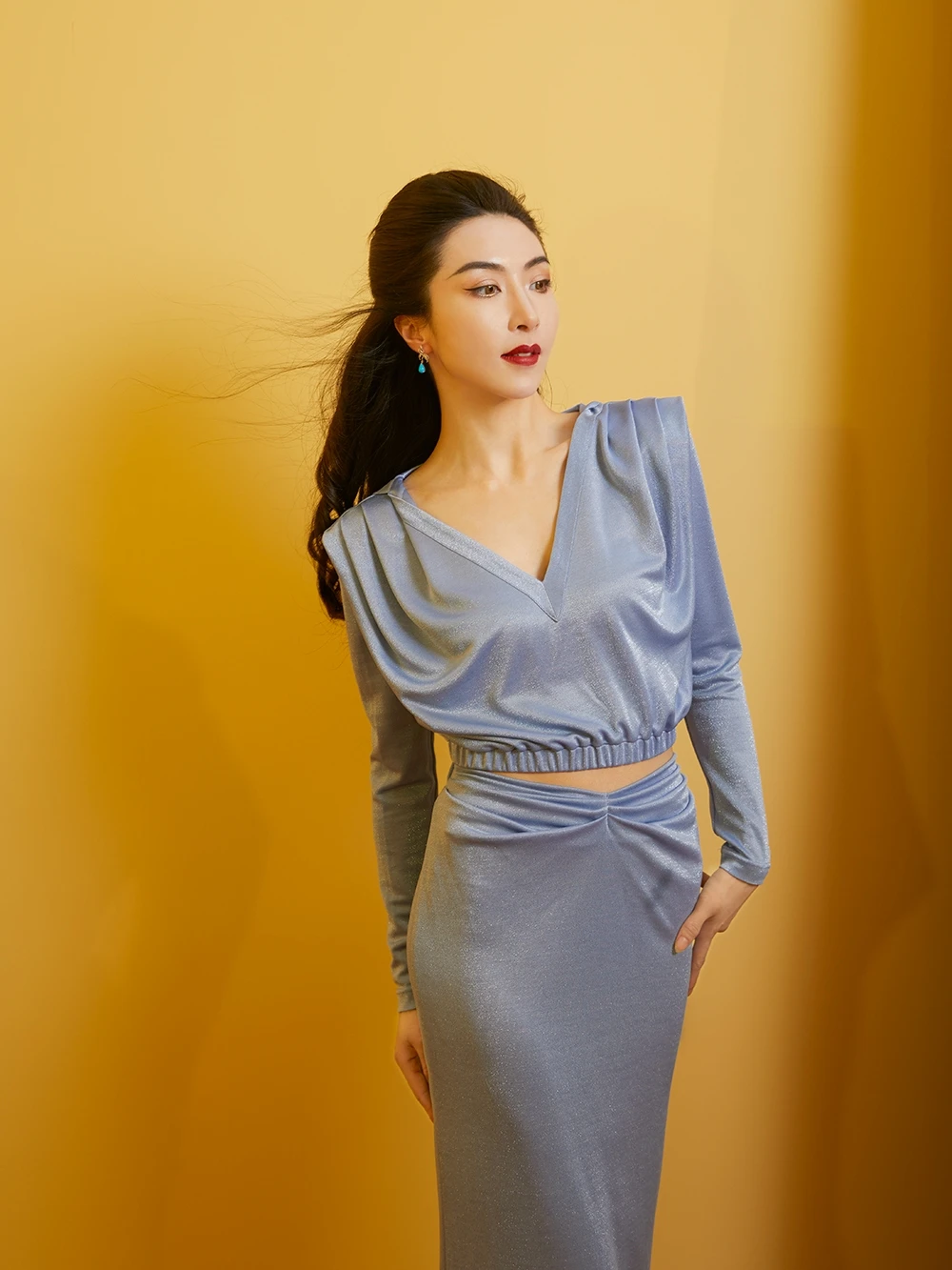 Уютный комплект из ацетатного трикотажа: плиссированная юбка и топ, комфортный спортивный повседневный модный ансамбль для женщин, светло-голубой и серый цвета.
Уютный комплект из ацетатного трикотажа: плиссированная юбка и топ, комфортный спортивный повседневный модный ансамбль для женщин, светло-голубой и серый цвета.