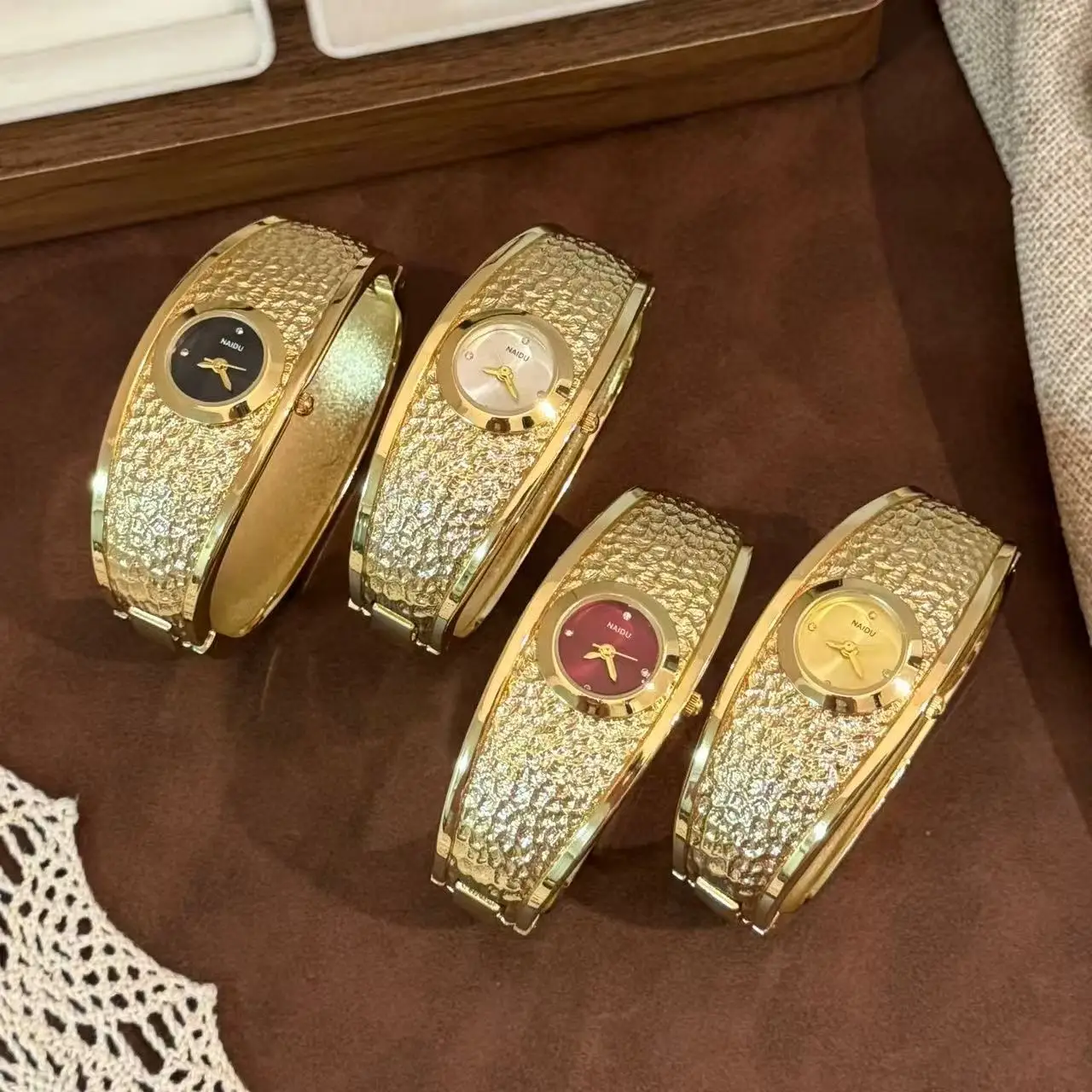 Omai Fengkuan Women's Bracelet Watch Luxury Rich Gold Bark Texture New Fashion Watch
Omai Fengkuan Women's Bracelet Watch Luxury Rich Gold Bark Texture New Fashion Watch