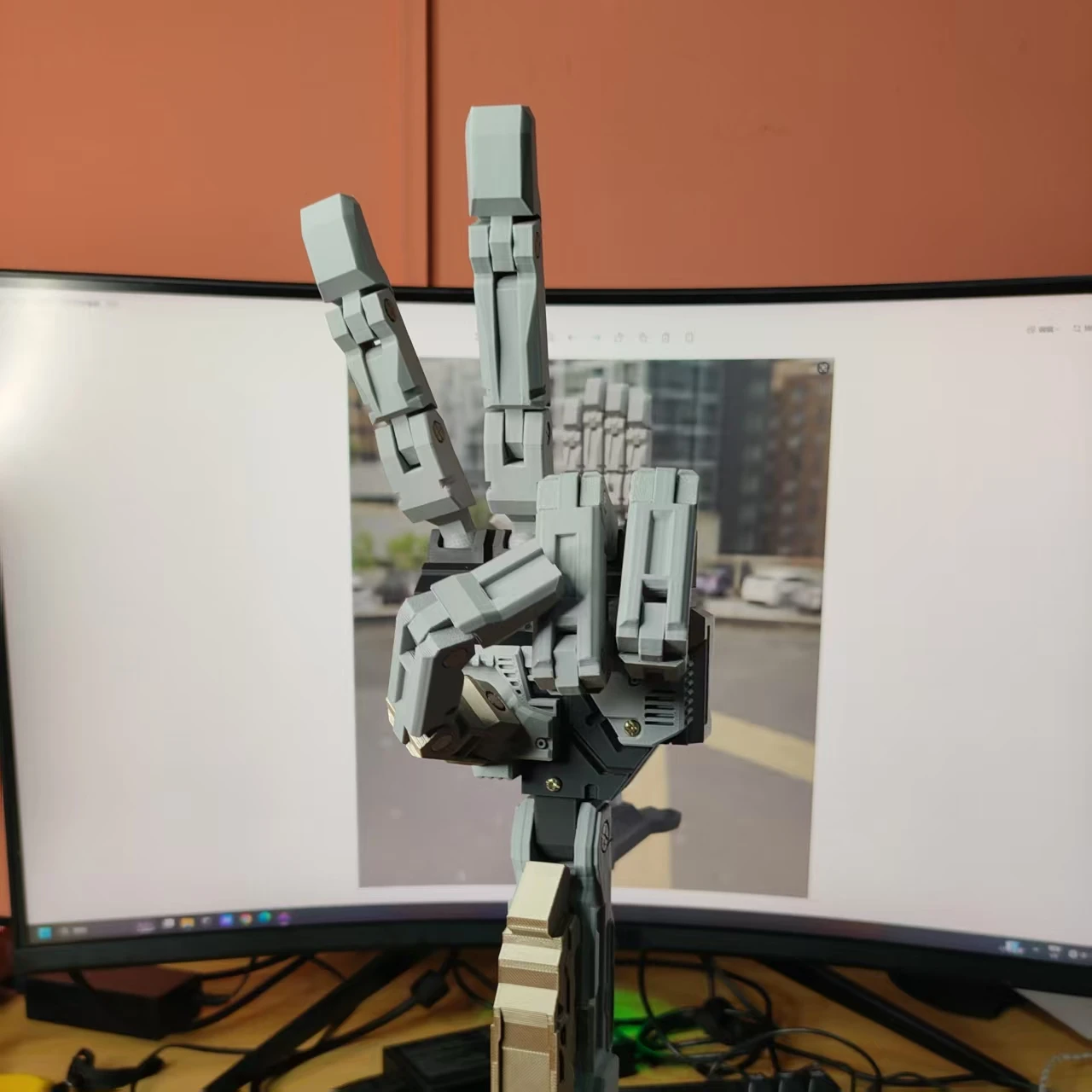Innovative Toy Assembly Set Featuring Movable Mechanical Hand Joint Mech-arm Figure
Innovative Toy Assembly Set Featuring Movable Mechanical Hand Joint Mech-arm Figure