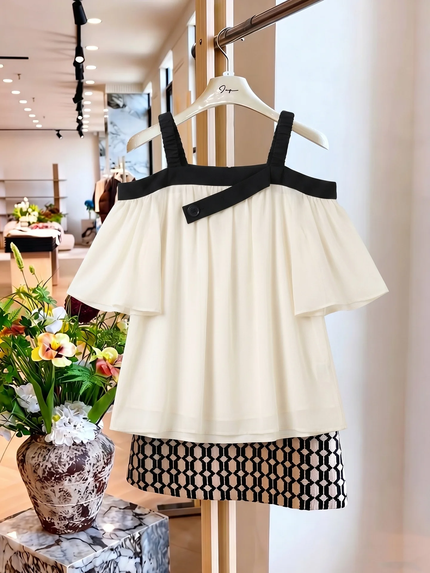 Shoulder Bared Color Block Design Short Sleeve Chiffon Shirt Sexy Stylish Slimming Top for Summer 2026 High End Fashion Women...
Shoulder Bared Color Block Design Short Sleeve Chiffon Shirt Sexy Stylish Slimming Top for Summer 2026 High End Fashion Women...