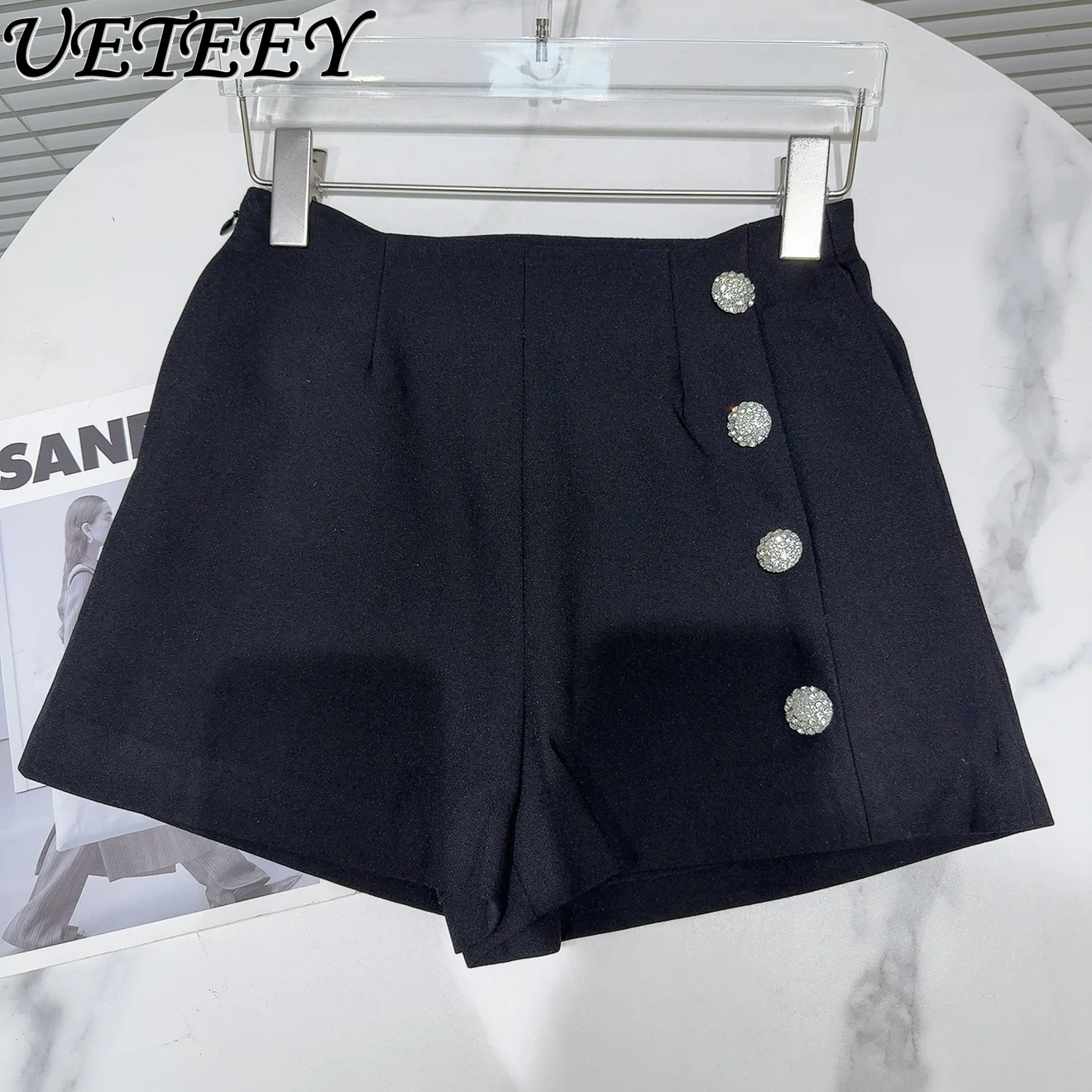 2025 Summer New Pure Desire Unilateral Rhinestone Buckle Curved Waist Black Shorts Versatile Suit Shorts Female Women Hot Pants
2025 Summer New Pure Desire Unilateral Rhinestone Buckle Curved Waist Black Shorts Versatile Suit Shorts Female Women Hot Pants